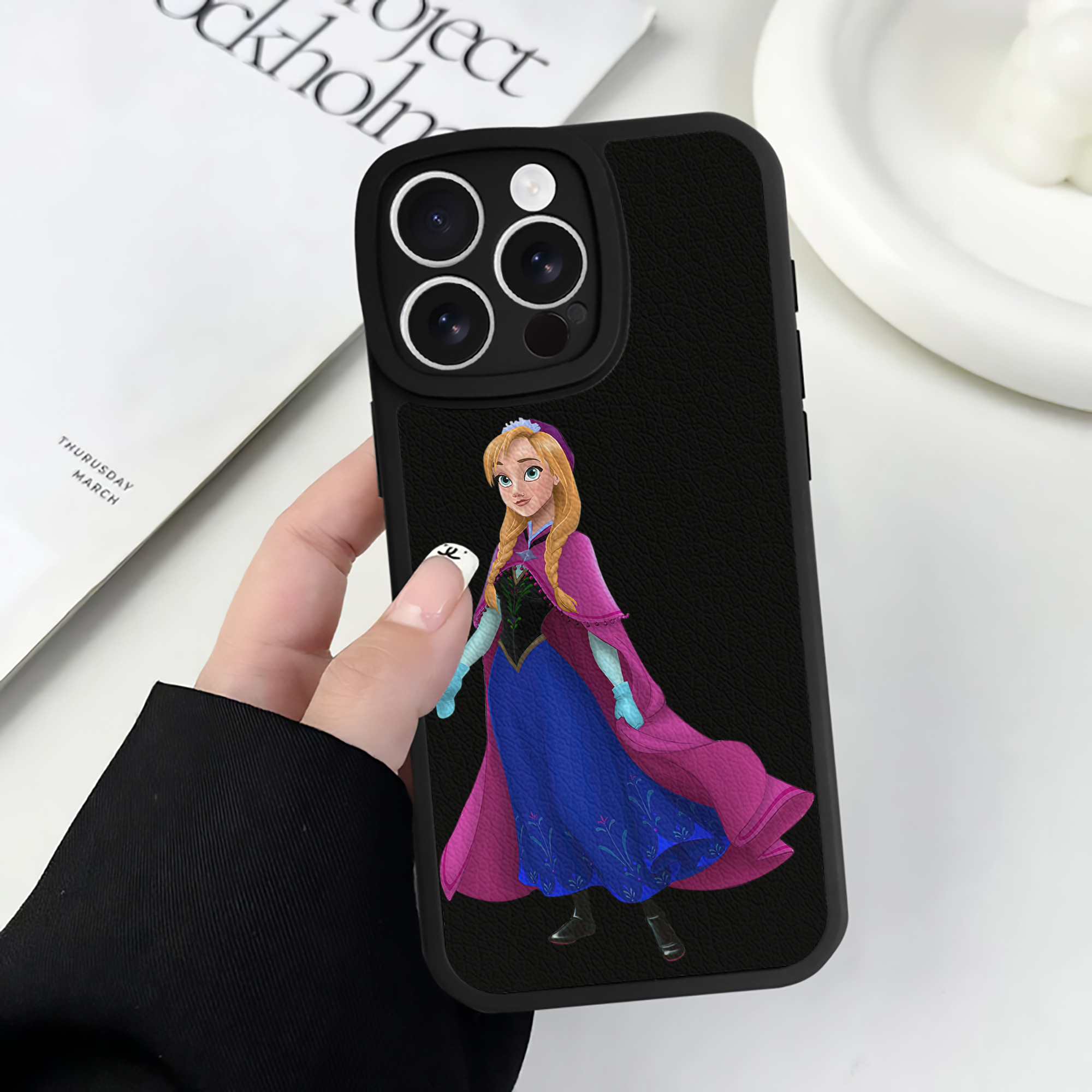 （画像用） アナと雪の女王 アンナ エルサ Frozen Anna Elsa 【iPhone 16シリーズ対応】シリコンスマホケース（レザー調） 材質：シリコン